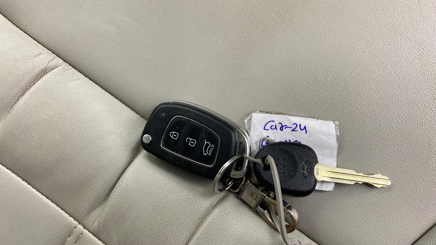 2021 Hyundai VENUE SX 1.0 TURBO, Petrol, Manual, 1,28,844 km, Key Close Up