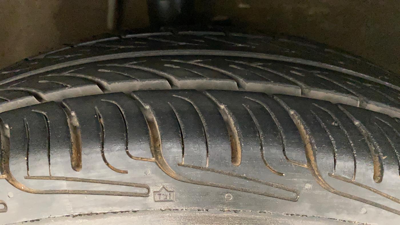 2011 Maruti Swift VXI, Petrol, Manual, 48,835 km, Right Front Tyre Tread