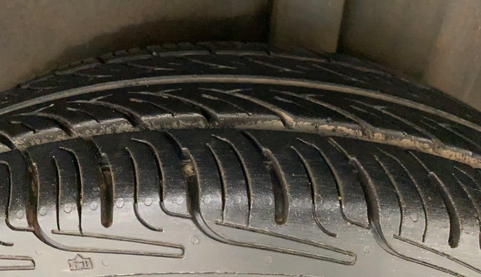 2011 Maruti Swift VXI, Petrol, Manual, 48,835 km, Left Rear Tyre Tread