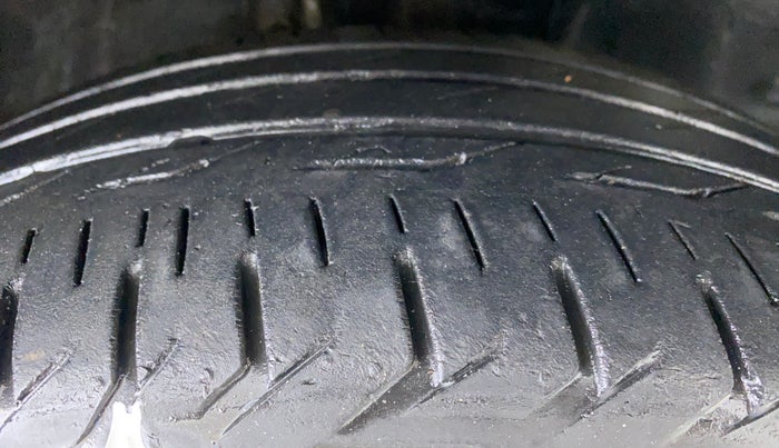 2015 Toyota Corolla Altis G, Petrol, Manual, 66,156 km, Right Front Tyre Tread