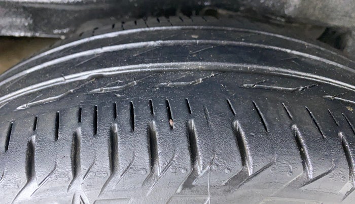 2015 Toyota Corolla Altis G, Petrol, Manual, 66,156 km, Right Rear Tyre Tread