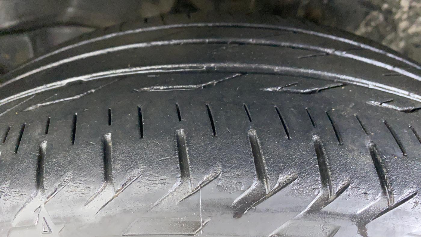 2015 Toyota Corolla Altis G, Petrol, Manual, 66,156 km, Left Front Tyre Tread