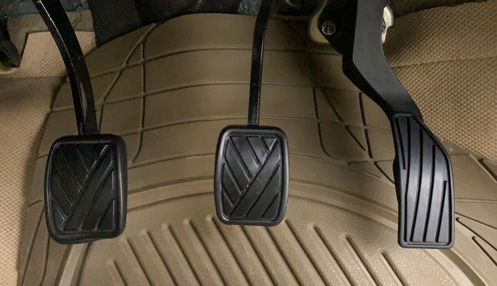 2017 Maruti Ertiga VDI SHVS, Diesel, Manual, 80,076 km, Pedals