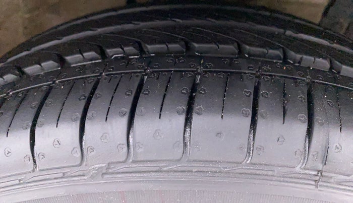 2017 Maruti Ertiga VDI SHVS, Diesel, Manual, 80,076 km, Right Front Tyre Tread