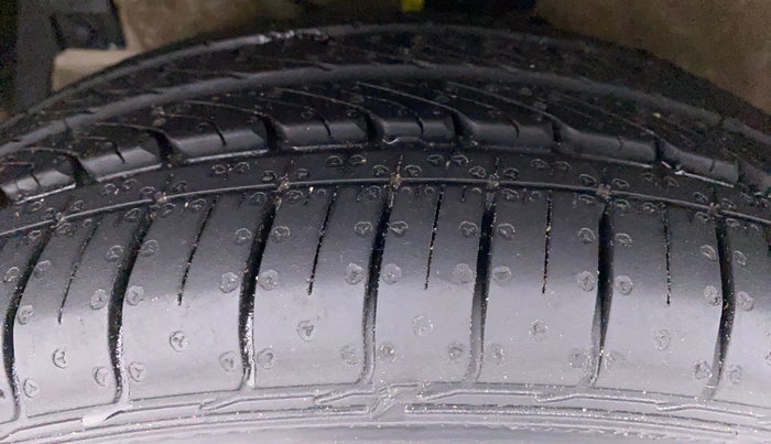 2017 Maruti Ertiga VDI SHVS, Diesel, Manual, 80,076 km, Left Front Tyre Tread