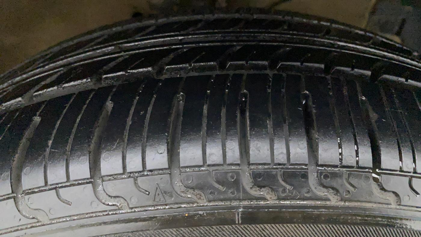 2017 Maruti Swift ZXI D, Petrol, Manual, 53,064 km, Right Front Tyre Tread