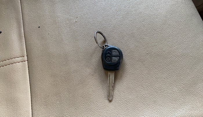 2017 Maruti Dzire VDI, Diesel, Manual, 1,44,184 km, Key Close Up