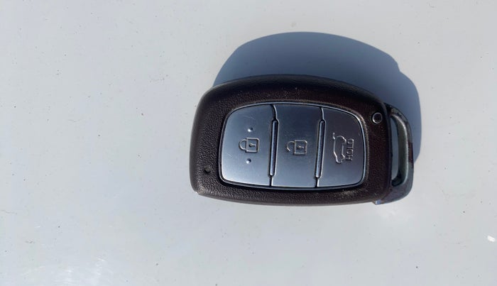 2017 Hyundai Creta SX PLUS 1.6 DIESEL, Diesel, Manual, 1,24,911 km, Key Close Up