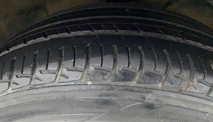 2016 Maruti Baleno DELTA PETROL 1.2, Petrol, Manual, 51,243 km, Right Front Tyre Tread