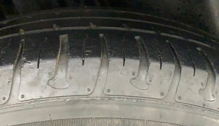 2016 Maruti Swift VXI, Petrol, Manual, 65,928 km, Right Rear Tyre Tread