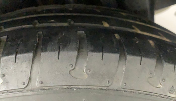 2016 Maruti Swift VXI, Petrol, Manual, 65,928 km, Left Rear Tyre Tread
