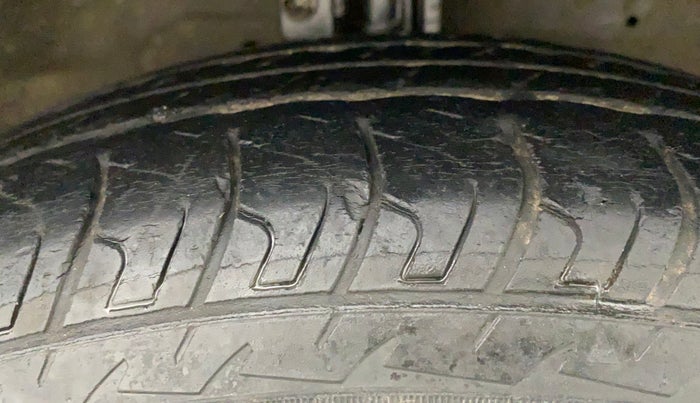 2016 Maruti Swift VXI, Petrol, Manual, 65,928 km, Right Front Tyre Tread