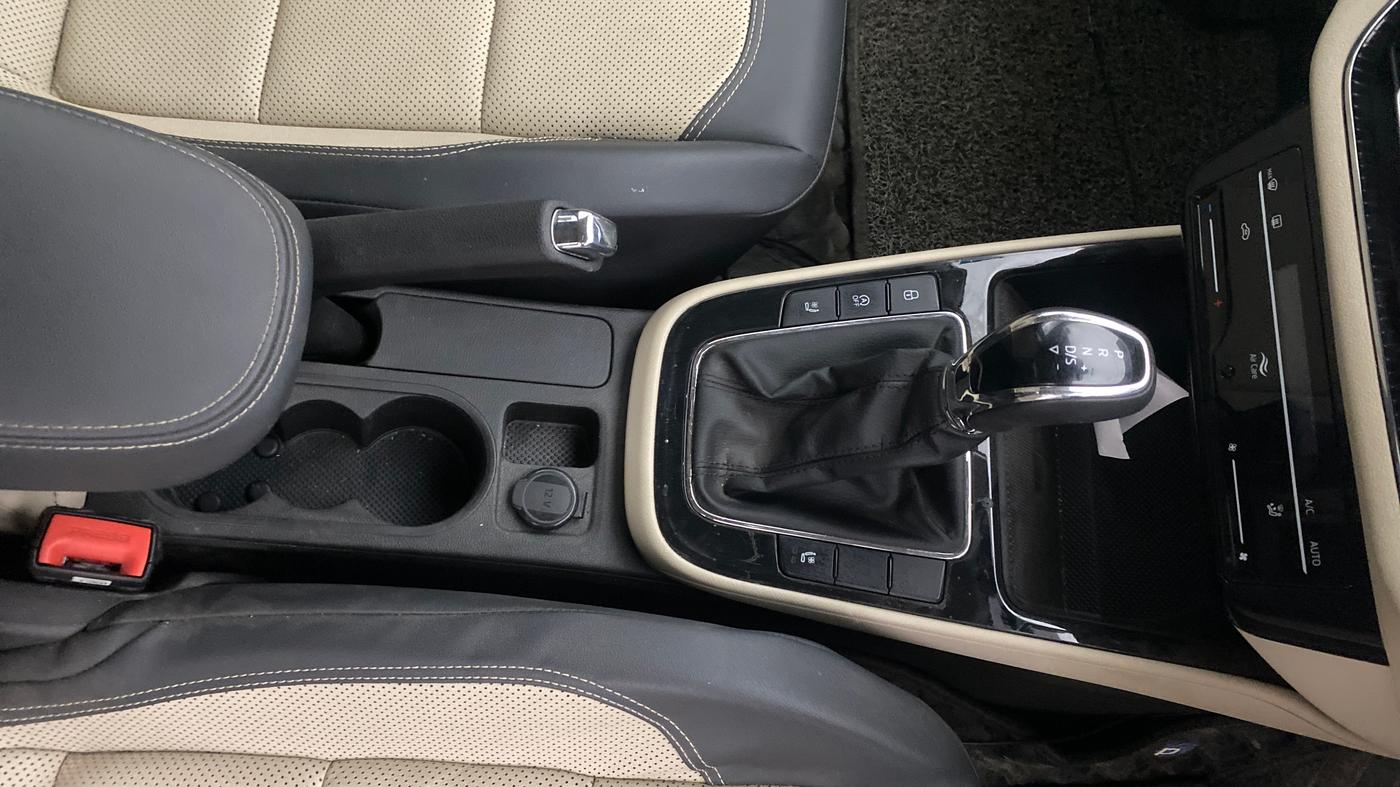 2022 Skoda SLAVIA STYLE 1.5L TSI DSG, Petrol, Automatic, 33,388 km, Gear Lever