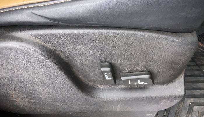 2019 Mahindra XUV500 W11, Diesel, Manual, 39,658 km, Driver Side Adjustment Panel