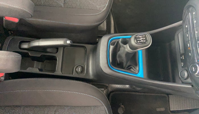 2024 Tata PUNCH Creative Dual Tone MT Sunroof, Petrol, Manual, 25,540 km, Gear Lever