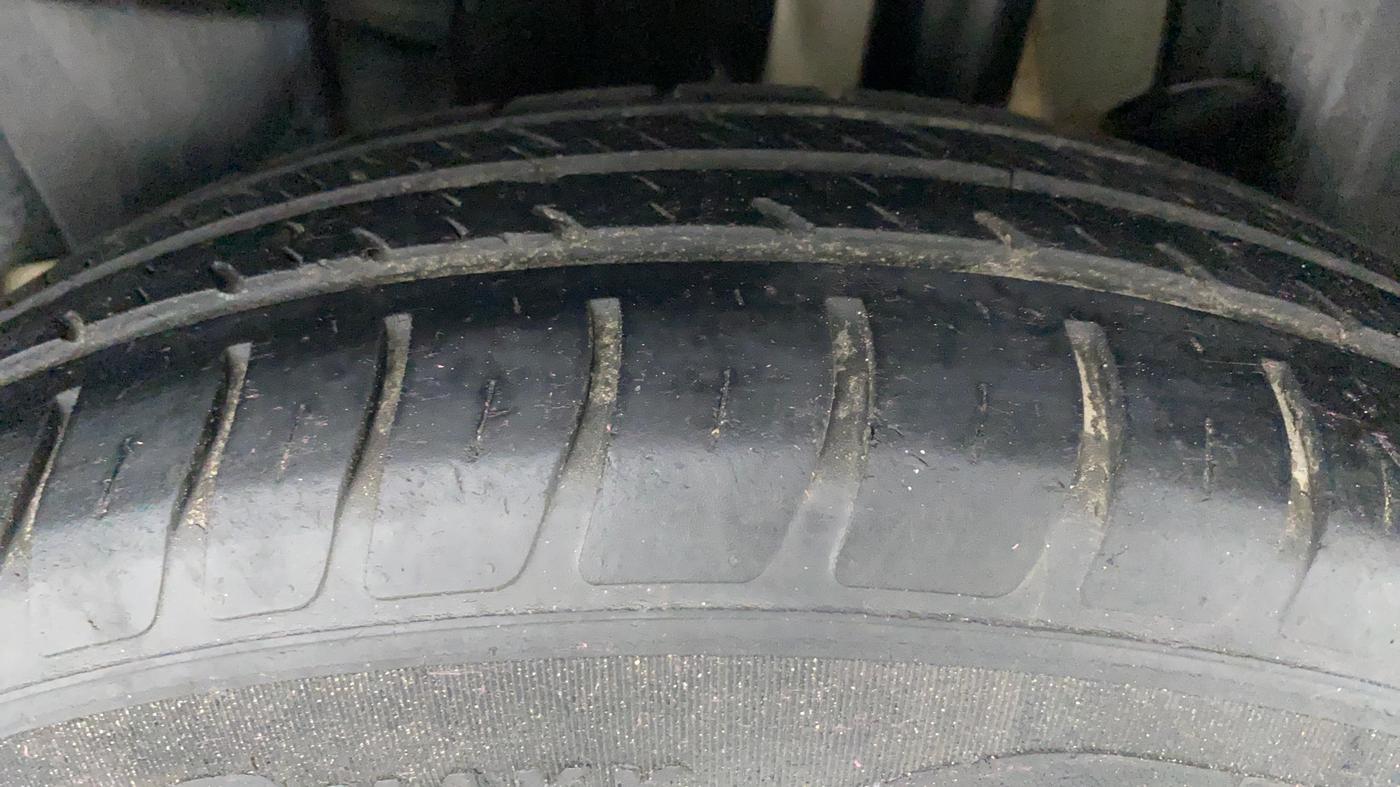 2019 Maruti Swift LXI D, Petrol, Manual, 45,453 km, Left Rear Tyre Tread