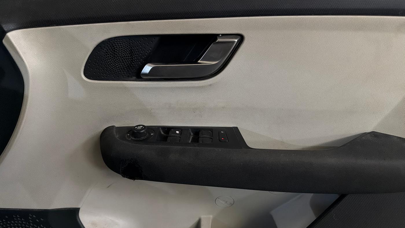 2022 Tata ALTROZ XZ PLUS PETROL, Petrol, Manual, 57,085 km, Driver Side Door Panels Control