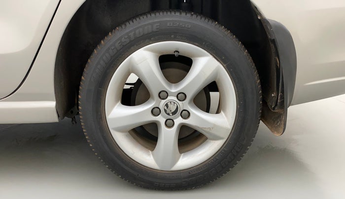 2013 Skoda Rapid ELEGANCE 1.6 MPI MT, Petrol, Manual, 67,508 km, Left Rear Wheel