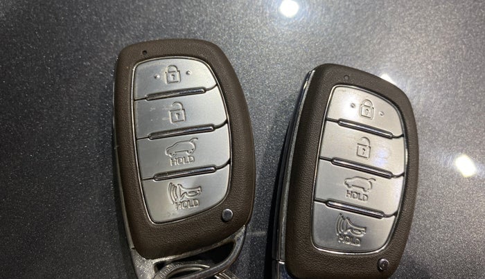 2021 Hyundai VENUE SX PLUS 1.0 TURBO DCT DUAL TONE, Petrol, Automatic, 38,462 km, Key Close Up