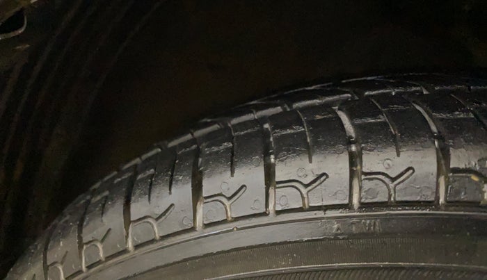 2014 Hyundai Eon ERA +, Petrol, Manual, 52,881 km, Right Front Tyre Tread