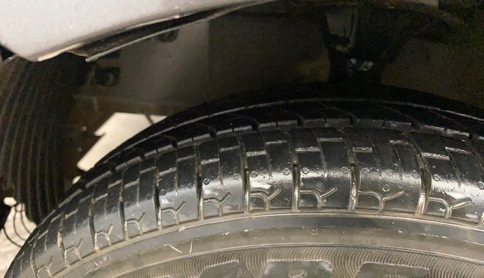 2014 Hyundai Eon ERA +, Petrol, Manual, 52,881 km, Left Front Tyre Tread