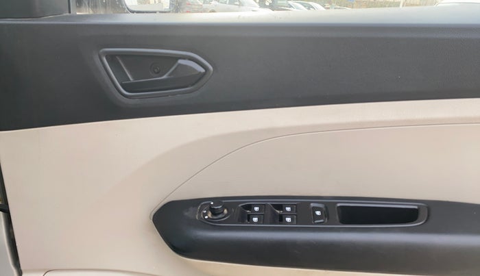 2022 Renault TRIBER RXT, Petrol, Manual, 23,962 km, Driver Side Door Panels Control