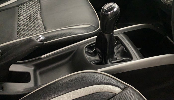 2016 Maruti Baleno DELTA PETROL 1.2, Petrol, Manual, 99,996 km, Gear lever - Boot cover slightly torn