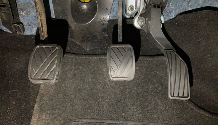 2015 Maruti Swift VXI, Petrol, Manual, 32,329 km, Pedals