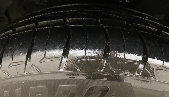 2014 Hyundai Verna FLUIDIC 1.6 VTVT SX, Petrol, Manual, 1,15,057 km, Left Front Tyre Tread