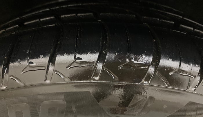 2014 Hyundai Verna FLUIDIC 1.6 VTVT SX, Petrol, Manual, 1,15,057 km, Right Front Tyre Tread