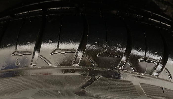 2014 Hyundai Verna FLUIDIC 1.6 VTVT SX, Petrol, Manual, 1,15,057 km, Right Rear Tyre Tread