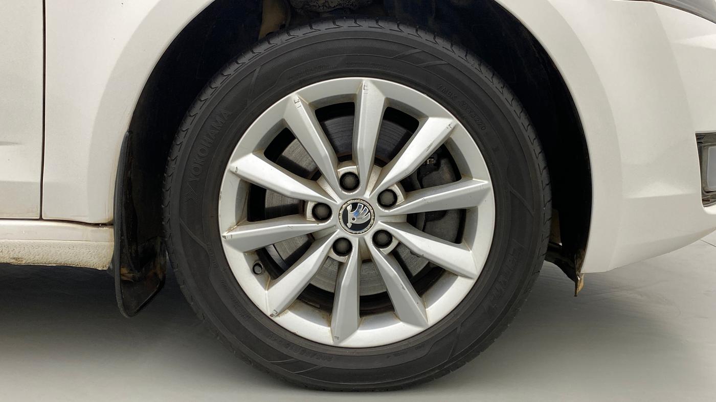 2016 Skoda Octavia 1.8 TSI STYLE PLUS AT, Petrol, Automatic, 92,615 km, Right Front Wheel