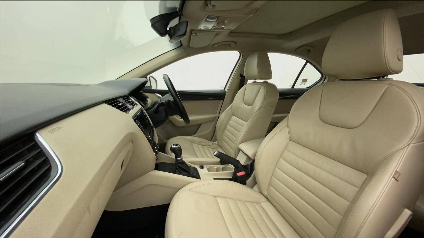 2016 Skoda Octavia 1.8 TSI STYLE PLUS AT, Petrol, Automatic, 92,615 km, Right Side Front Door Cabin