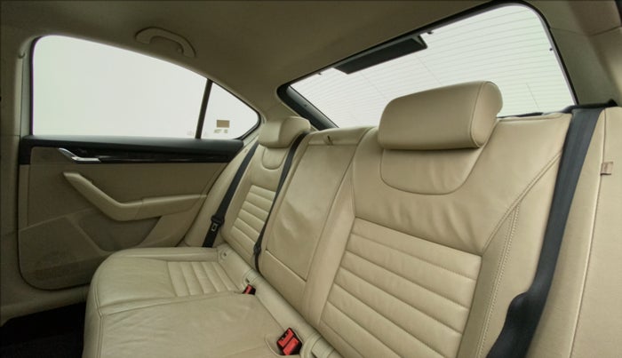 2016 Skoda Octavia 1.8 TSI STYLE PLUS AT, Petrol, Automatic, 92,615 km, Right Side Rear Door Cabin