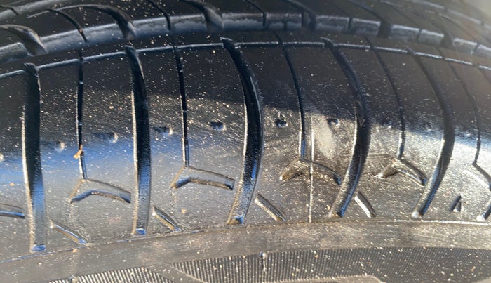 2020 Hyundai GRAND I10 NIOS SPORTZ AMT 1.2 KAPPA VTVT, CNG, Automatic, 85,637 km, Right Front Tyre Tread