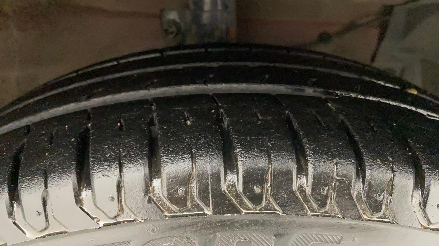 2017 Maruti Ciaz DELTA 1.4 MT PETROL, CNG, Manual, 1,05,815 km, Right Front Tyre Tread