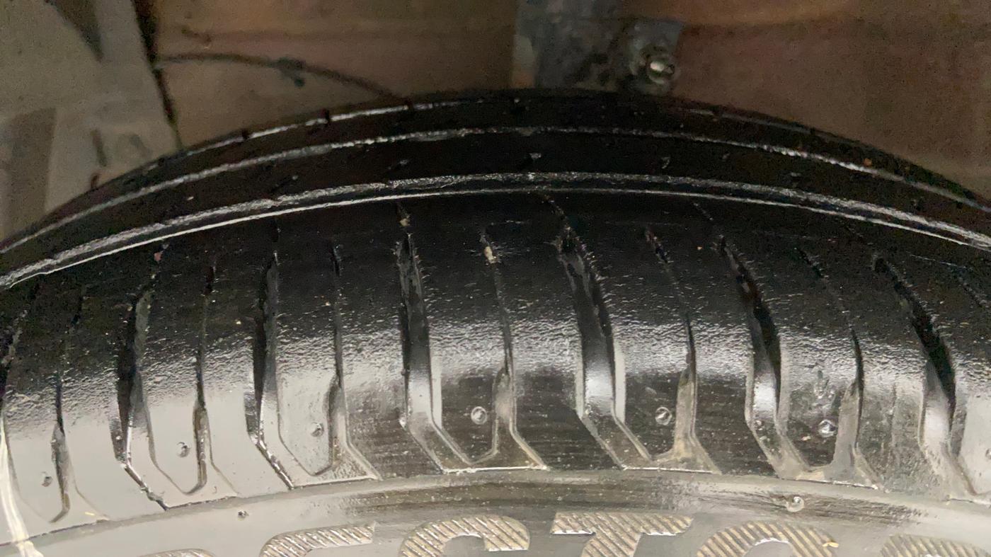 2017 Maruti Ciaz DELTA 1.4 MT PETROL, CNG, Manual, 1,05,815 km, Left Front Tyre Tread