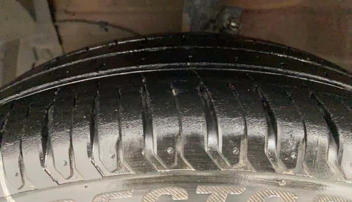 2017 Maruti Ciaz DELTA 1.4 MT PETROL, Petrol, Manual, 1,05,815 km, Left Front Tyre Tread