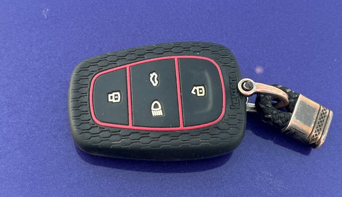 2023 Tata NEXON FEARLESS PURPLE + SUNROOF DUAL TONE 1.2 PETROL, Petrol, Manual, 28,568 km, Key Close Up