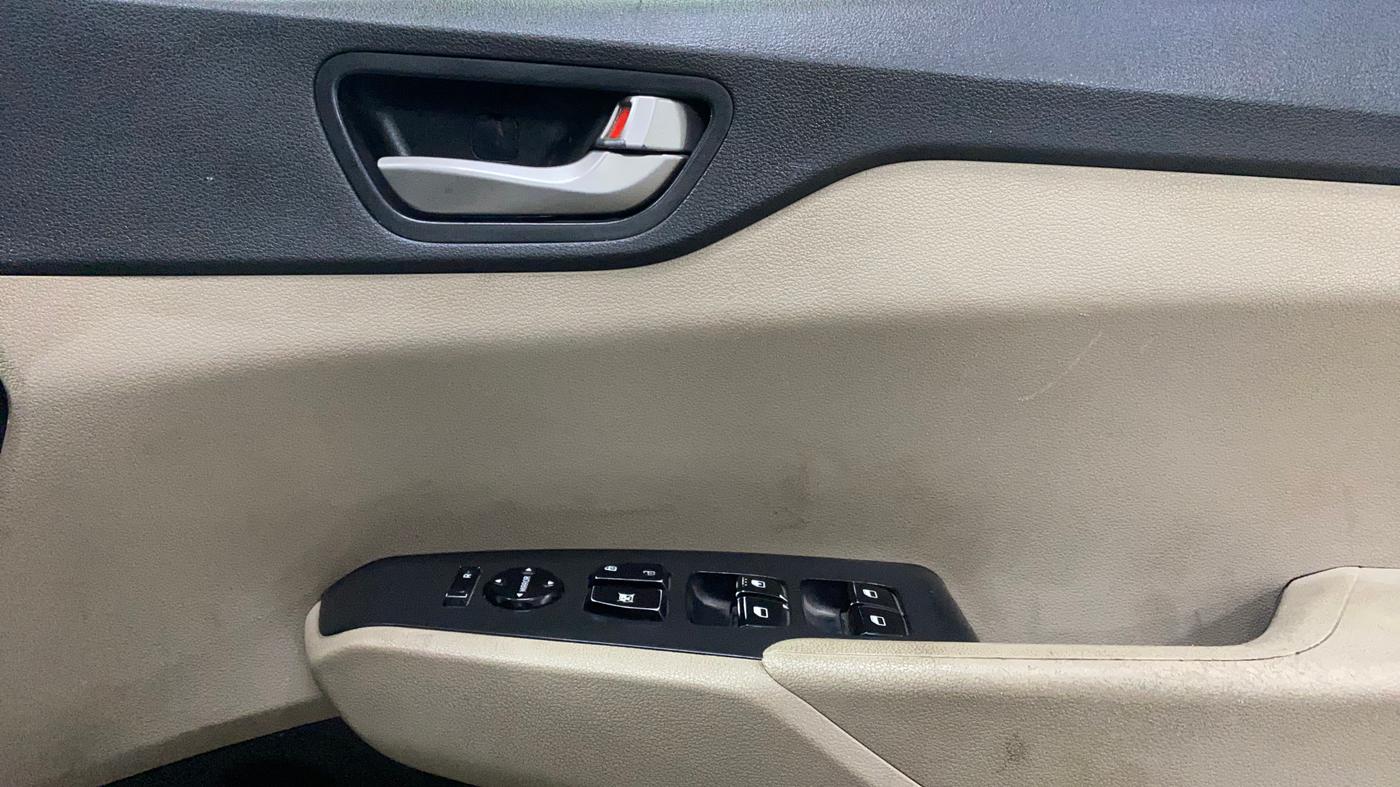 2018 Hyundai Verna 1.4 E PETROL, Petrol, Manual, 75,307 km, Driver Side Door Panels Control