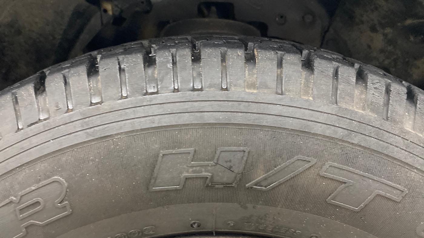 2018 Mahindra TUV300 T8, Diesel, Manual, 1,16,362 km, Right Front Tyre Tread