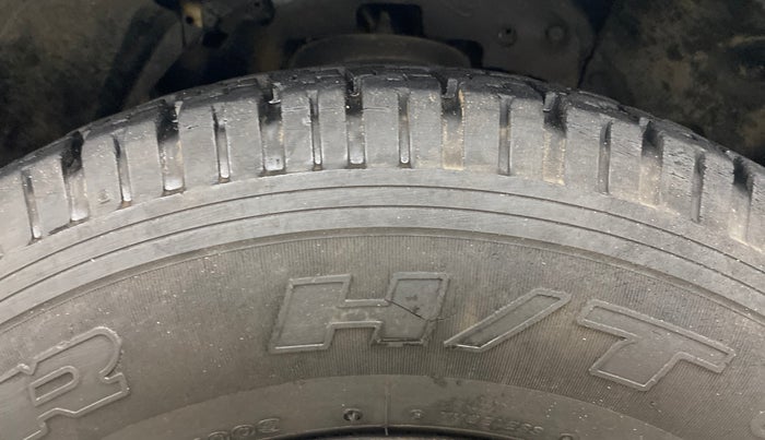 2018 Mahindra TUV300 T8, Diesel, Manual, 1,16,362 km, Right Front Tyre Tread