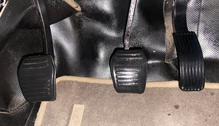 2018 Mahindra TUV300 T8, Diesel, Manual, 1,16,362 km, Pedals