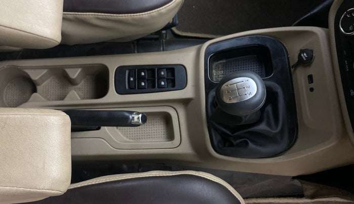 2018 Mahindra TUV300 T8, Diesel, Manual, 1,16,362 km, Gear Lever