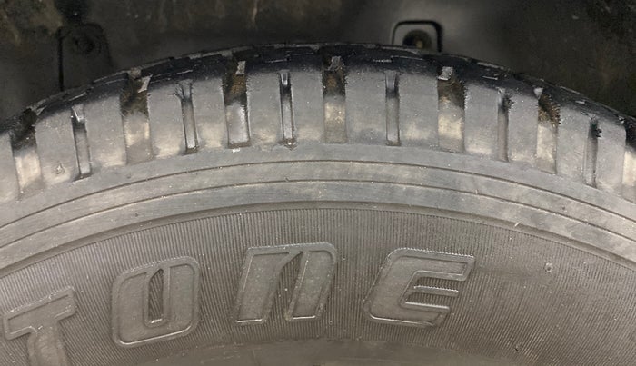 2018 Mahindra TUV300 T8, Diesel, Manual, 1,16,362 km, Right Rear Tyre Tread