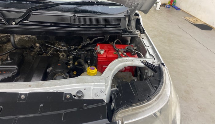 2018 Mahindra TUV300 T8, Diesel, Manual, 1,16,362 km, Engine View - Left