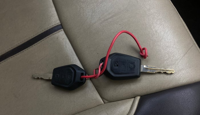 2018 Mahindra TUV300 T8, Diesel, Manual, 1,16,362 km, Key Close Up