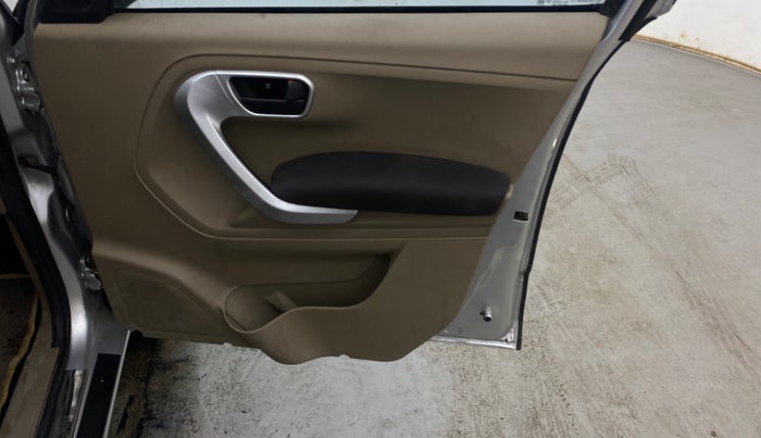 2018 Mahindra TUV300 T8, Diesel, Manual, 1,16,362 km, Driver Side Door Panels Control