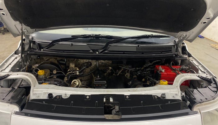 2018 Mahindra TUV300 T8, Diesel, Manual, 1,16,362 km, Engine View