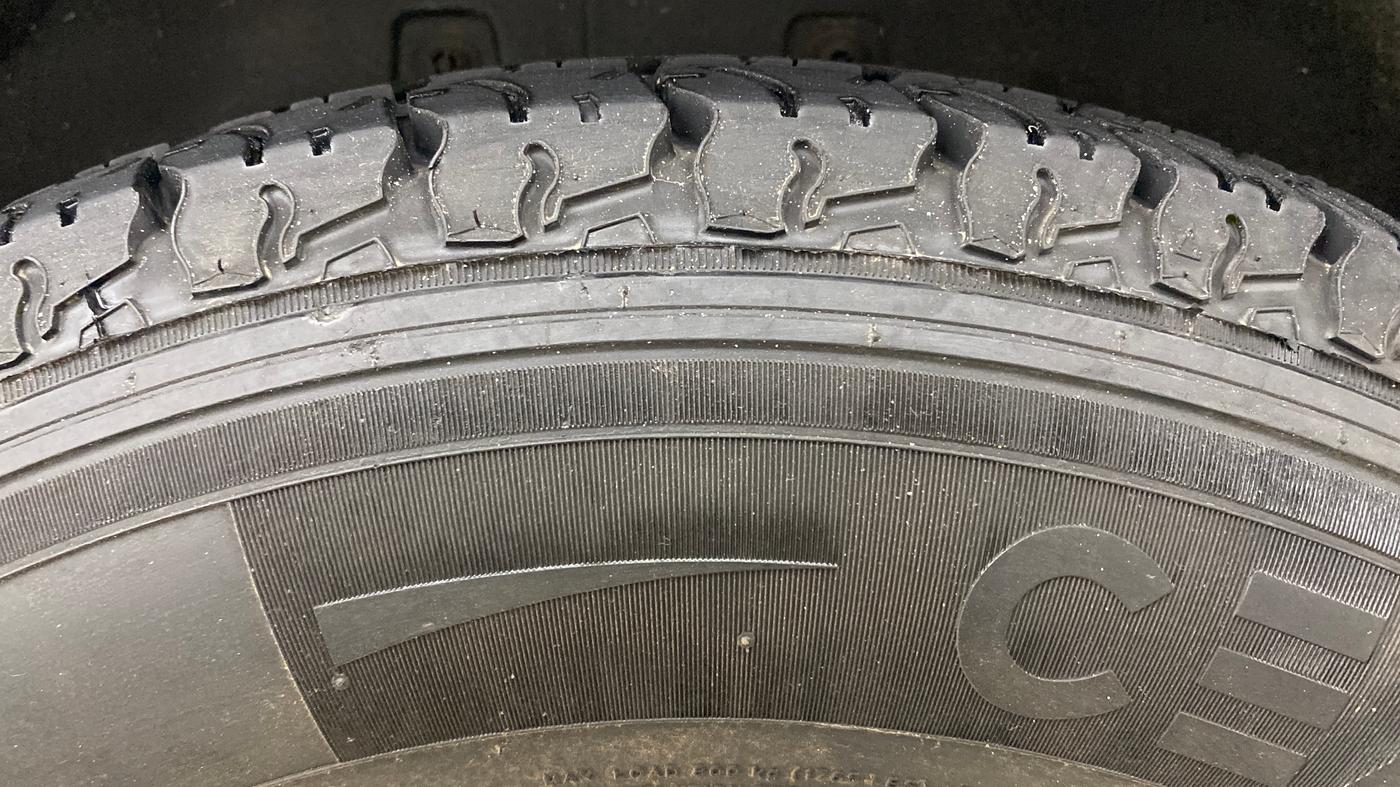 2018 Mahindra TUV300 T8, Diesel, Manual, 1,16,362 km, Left Rear Tyre Tread